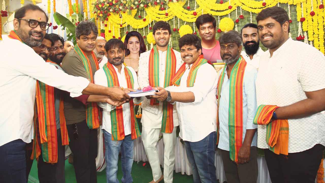 Vijay Devarakonda: సమంతను టీజ్ చేస్తున్న విజయ్.. మామూలుగా లేదుగా! Vijay Devarakonda: సమంతను టీజ్ చేస్తున్న విజయ్.. మామూలుగా లేదుగా!