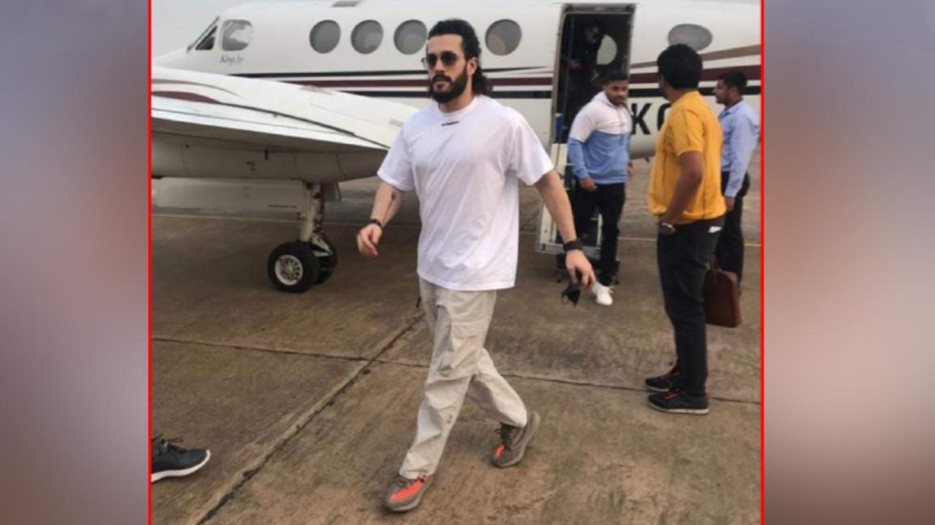 Vizag Fans Welcomed Akhil In Grand Way For Agent Shoot