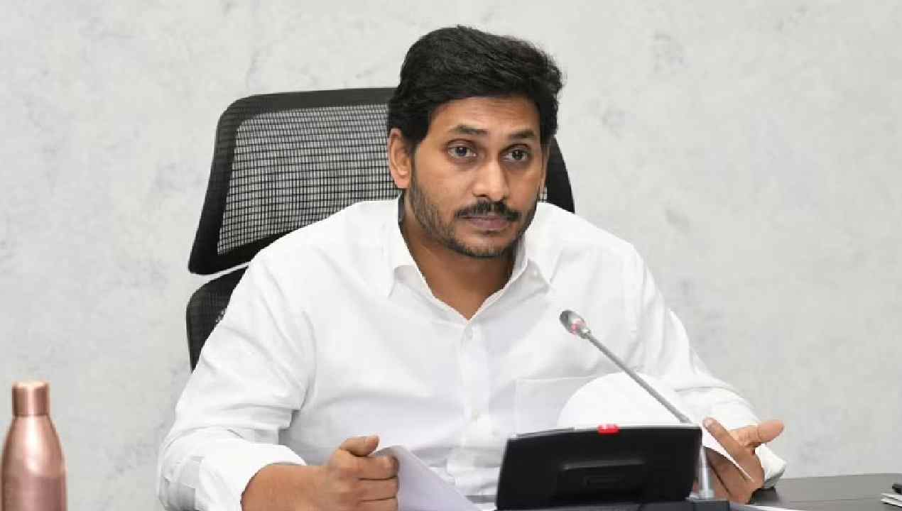 Ys jagan : మారిన జగన్ వ్యూహం.. కొత్త కేబినెట్లో 10మంది పాత మంత్రులకు ఛాన్స్? Ys jagan : మారిన జగన్ వ్యూహం.. కొత్త కేబినెట్లో 10మంది పాత మంత్రులకు ఛాన్స్?