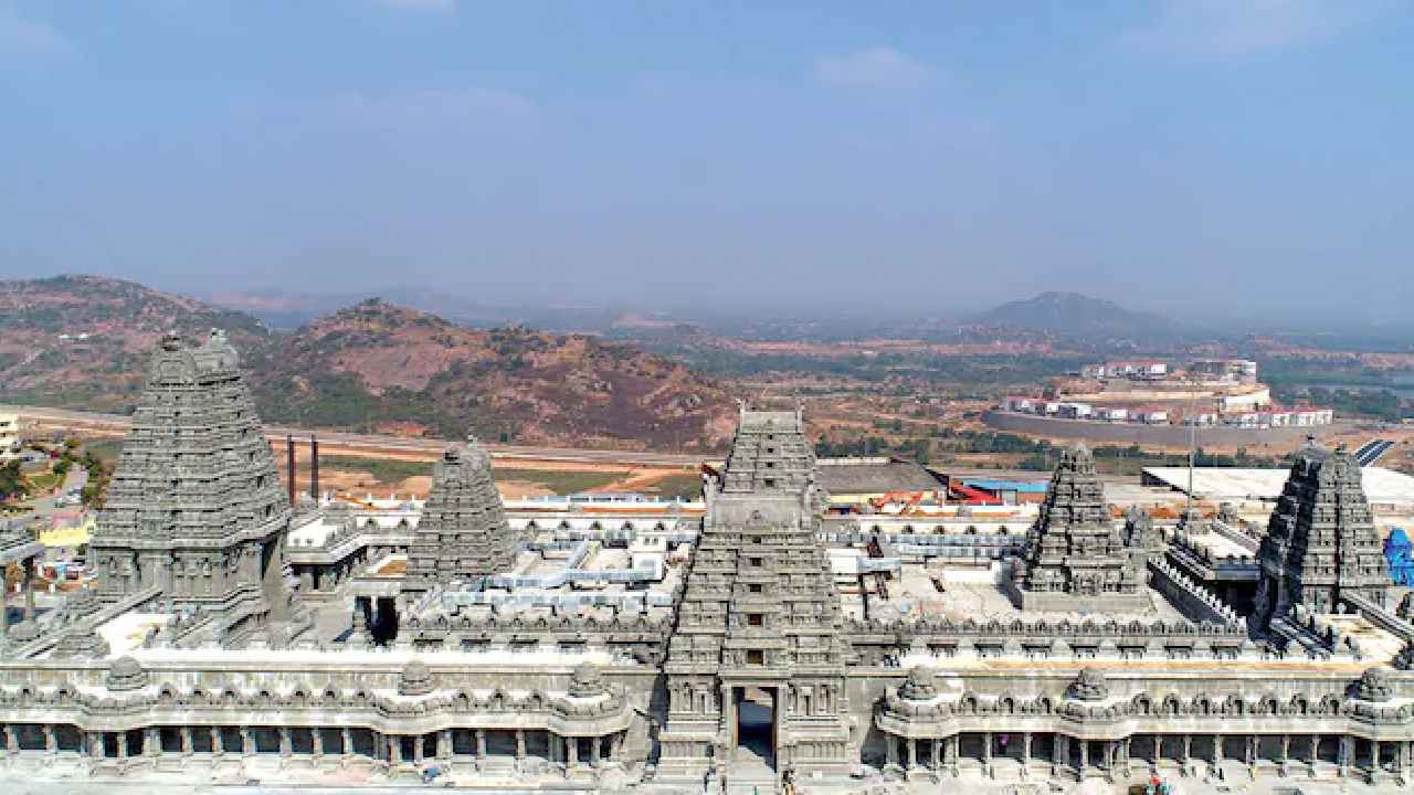 Yadagirigutta Parking Charges : గంటకు రూ.500.. యాదగిరిగుట్టపై పార్కింగ్ చార్జీల బాదుడు Yadagirigutta Parking Charges : గంటకు రూ.500.. యాదగిరిగుట్టపై పార్కింగ్ చార్జీల బాదుడు