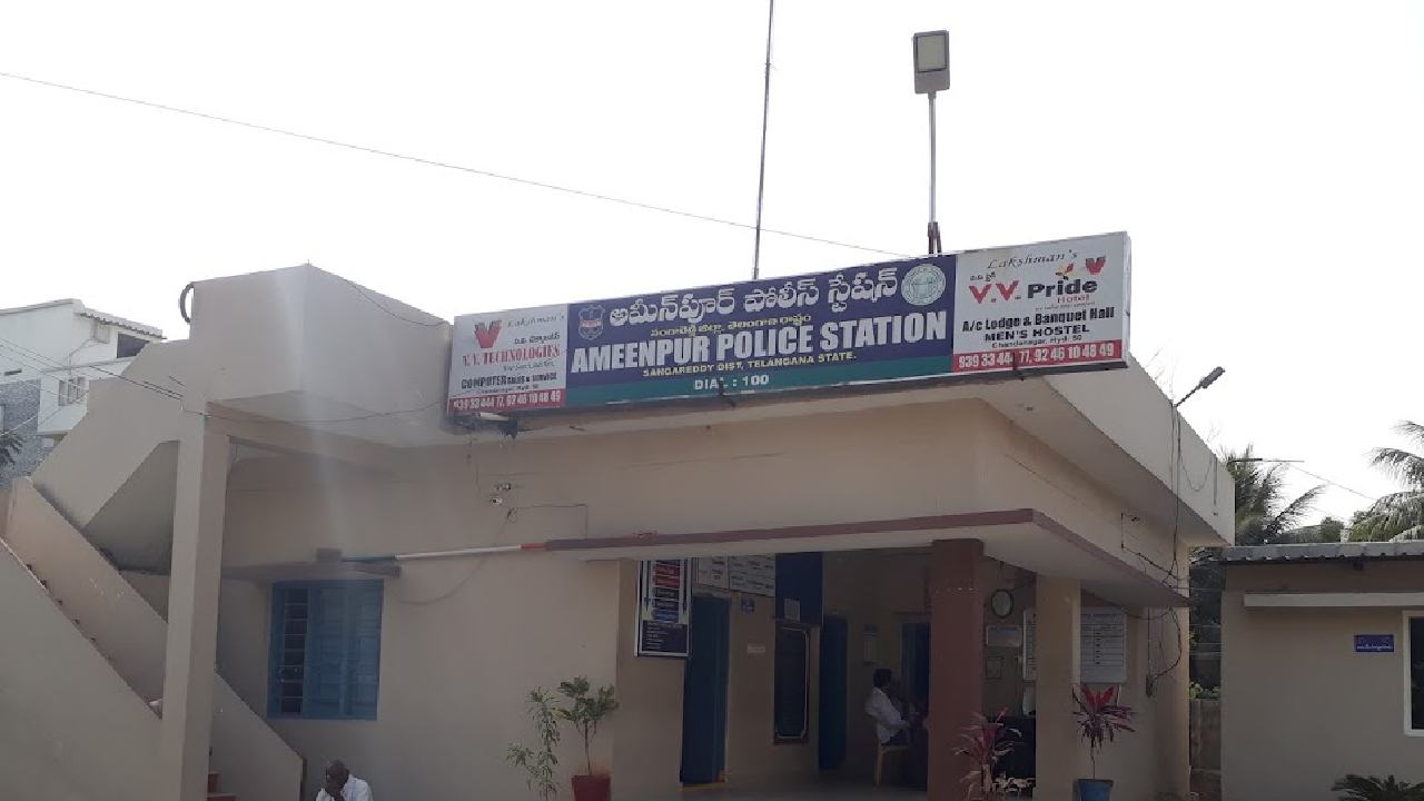 Guns in Ameenpur: అమీన్పూర్ పరిధిలో తుపాకీతో తిరుగుతున్న ఇద్దరు వ్యక్తులపై స్థానికుల దాడి: పోలీసులకు అప్పగింత Guns in Ameenpur: అమీన్పూర్ పరిధిలో తుపాకీతో తిరుగుతున్న ఇద్దరు వ్యక్తులపై స్థానికుల దాడి: పోలీసులకు అప్పగింత
