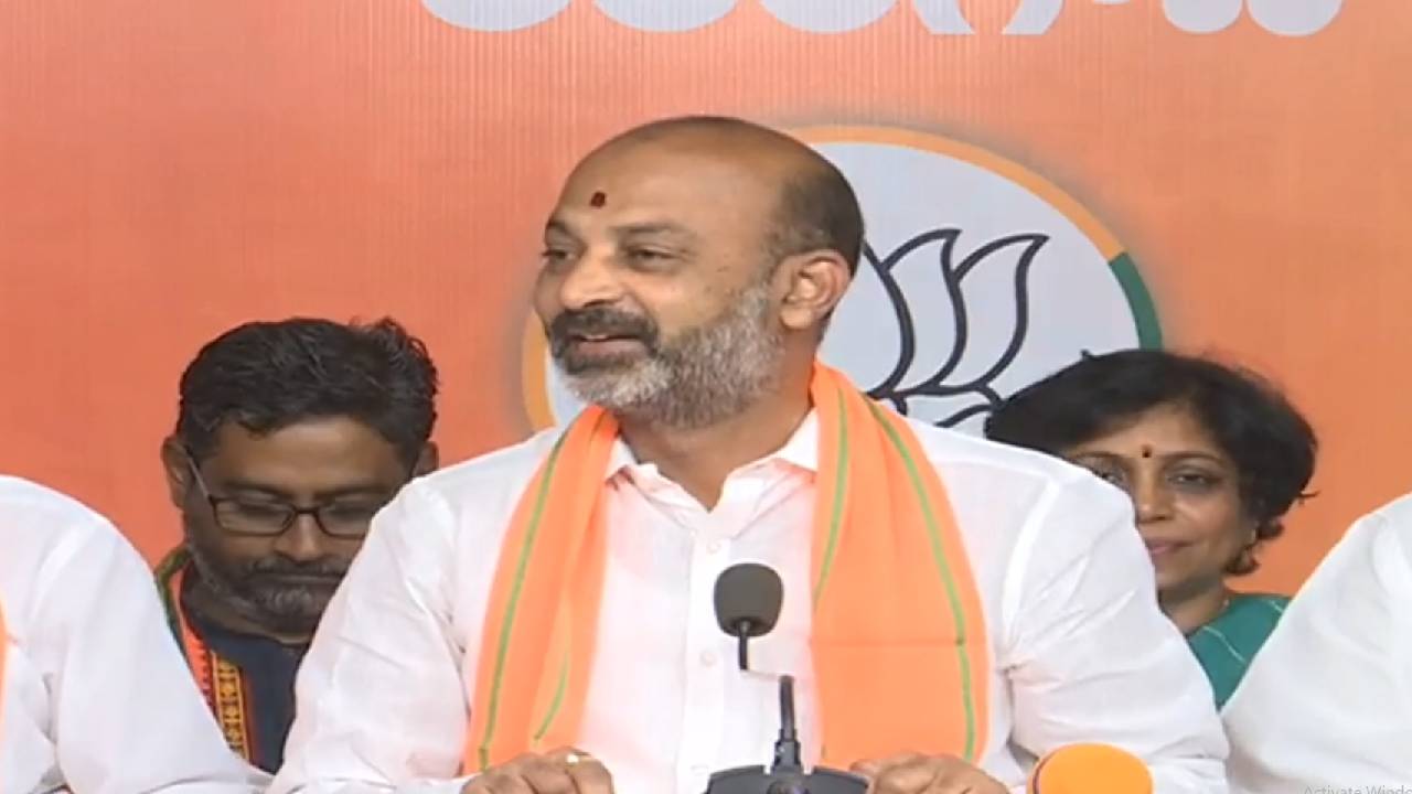 Bandi Sanjay: ప్రభుత్వానికి, గవర్నర్ కు జరుగుతోన్న వ్యవహారంలో బీజేపీ తల దూర్చదు: బండి సంజయ్ Bandi Sanjay: ప్రభుత్వానికి, గవర్నర్ కు జరుగుతోన్న వ్యవహారంలో బీజేపీ తల దూర్చదు: బండి సంజయ్
