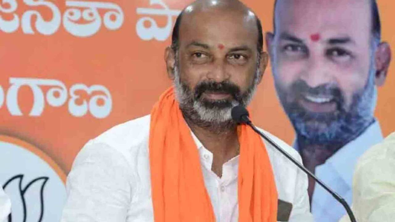 Bandi Sanjay : భారీ కాన్వాయ్తో గద్వాల్కు బండి సంజయ్.. ఈ సాయంత్రమే రెండో విడత ప్రజా సంగ్రామ యాత్ర..! Bandi Sanjay : భారీ కాన్వాయ్తో గద్వాల్కు బండి సంజయ్.. ఈ సాయంత్రమే రెండో విడత ప్రజా సంగ్రామ యాత్ర..!
