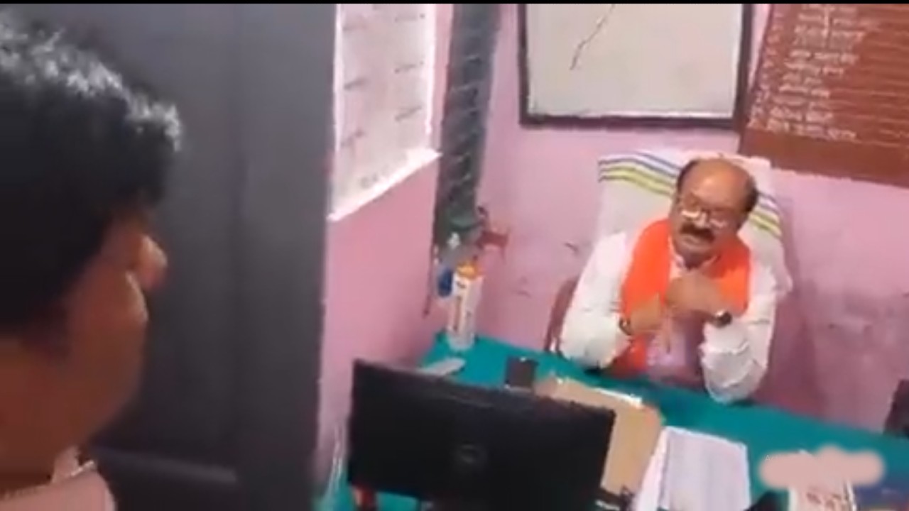 Bihar BJP MLA: పోలీస్ కుర్చీలో కూర్చుని స్టేషన్లో కేసుల వివరాలు ఇవ్వాలంటూ బీజేపీ ఎమ్మెల్యే డిమాండ్ Bihar BJP MLA: పోలీస్ కుర్చీలో కూర్చుని స్టేషన్లో కేసుల వివరాలు ఇవ్వాలంటూ బీజేపీ ఎమ్మెల్యే డిమాండ్
