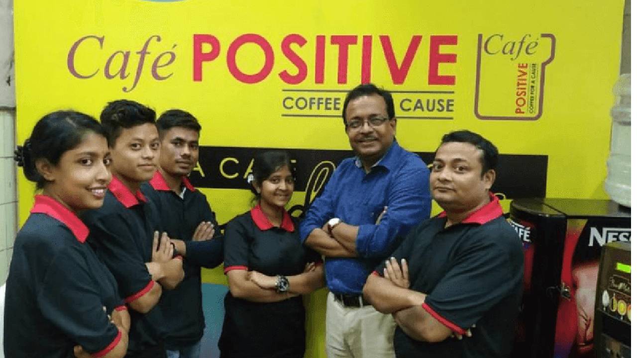 Positive Cafe: హెచ్ఐవీ బాధితులు నడిపిస్తున్న “కేఫ్ పాజిటివ్”: అక్కడికే వెళ్తున్న జనం ఎక్కడో తెలుసా? Positive Cafe: హెచ్ఐవీ బాధితులు నడిపిస్తున్న “కేఫ్ పాజిటివ్”: అక్కడికే వెళ్తున్న జనం ఎక్కడో తెలుసా?