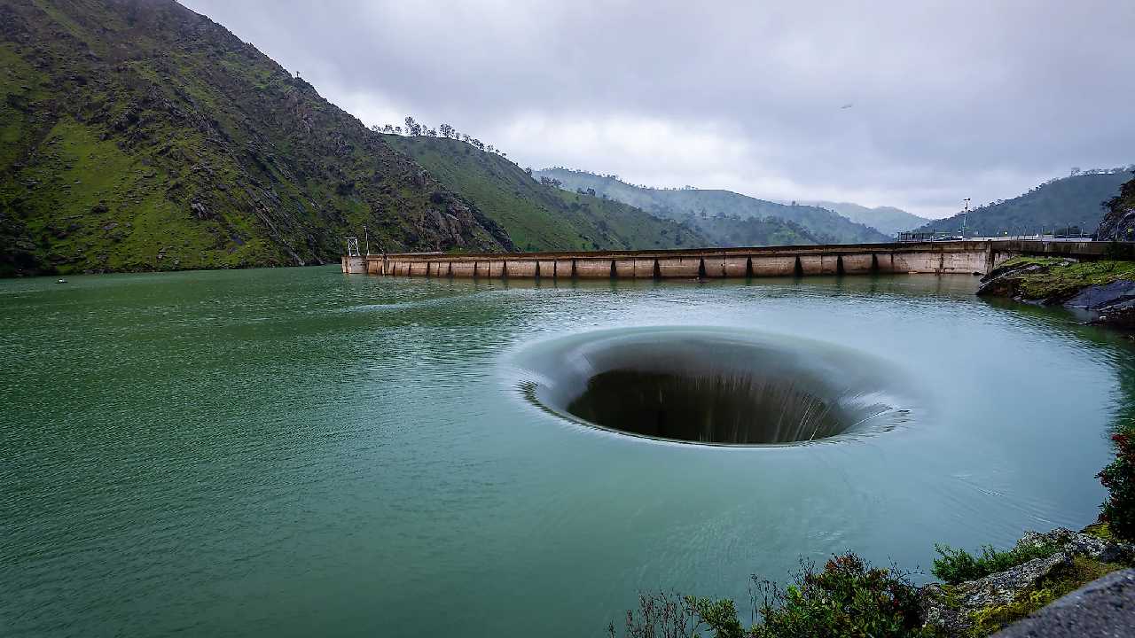 Lake Berryessa Video: సరస్సులో నీటిని మింగేస్తున్న రాకాసి రంద్రం: ఎక్కడంటే? Lake Berryessa Video: సరస్సులో నీటిని మింగేస్తున్న రాకాసి రంద్రం: ఎక్కడంటే?