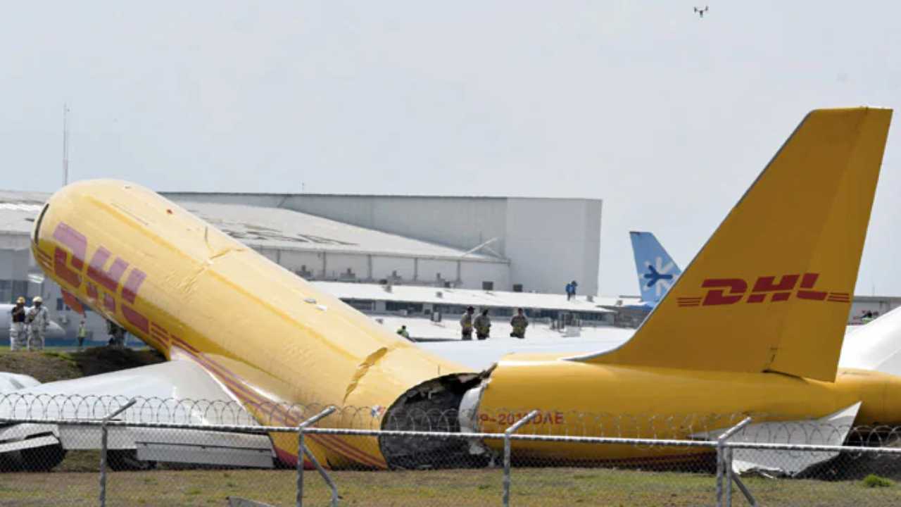 Cargo Plane : కార్గో విమానం ల్యాండ్ అవుతూనే రెండు ముక్కలైంది.. వీడియో వైరల్! Cargo Plane : కార్గో విమానం ల్యాండ్ అవుతూనే రెండు ముక్కలైంది.. వీడియో వైరల్!