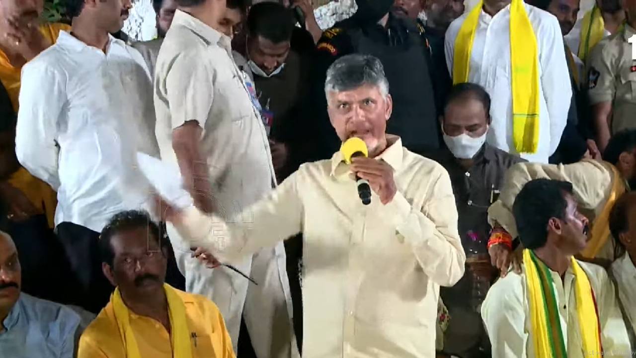 Chandrababu: వైకాపా ఎమ్మెల్యే అవినీతి గురించి చంద్రబాబు వద్ద మొరపెట్టుకున్న వైకాపా నాయకుడు: ఆసక్తికర ఘటన Chandrababu: వైకాపా ఎమ్మెల్యే అవినీతి గురించి చంద్రబాబు వద్ద మొరపెట్టుకున్న వైకాపా నాయకుడు: ఆసక్తికర ఘటన