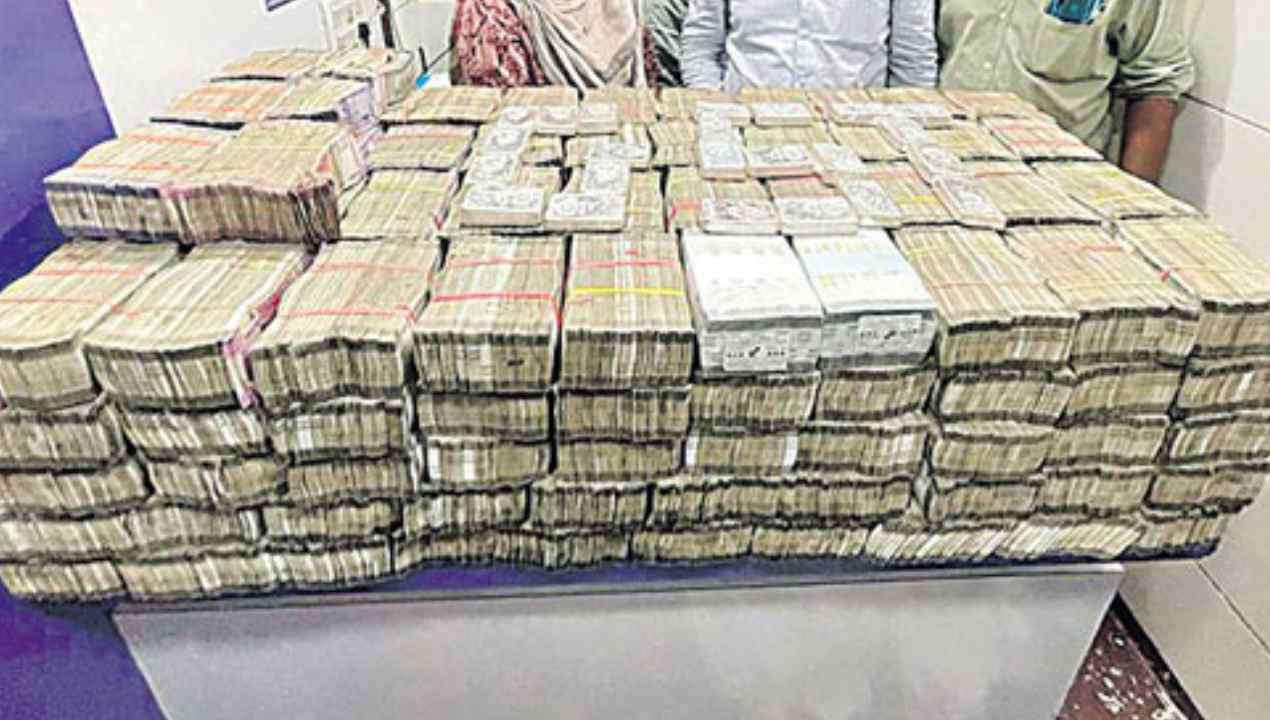 Mumbai: గోడలు బద్దలుకొడితే వెండి ఇటుకలు, నోట్ల కట్టలొచ్చాయి.. Mumbai: గోడలు బద్దలుకొడితే వెండి ఇటుకలు, నోట్ల కట్టలొచ్చాయి..