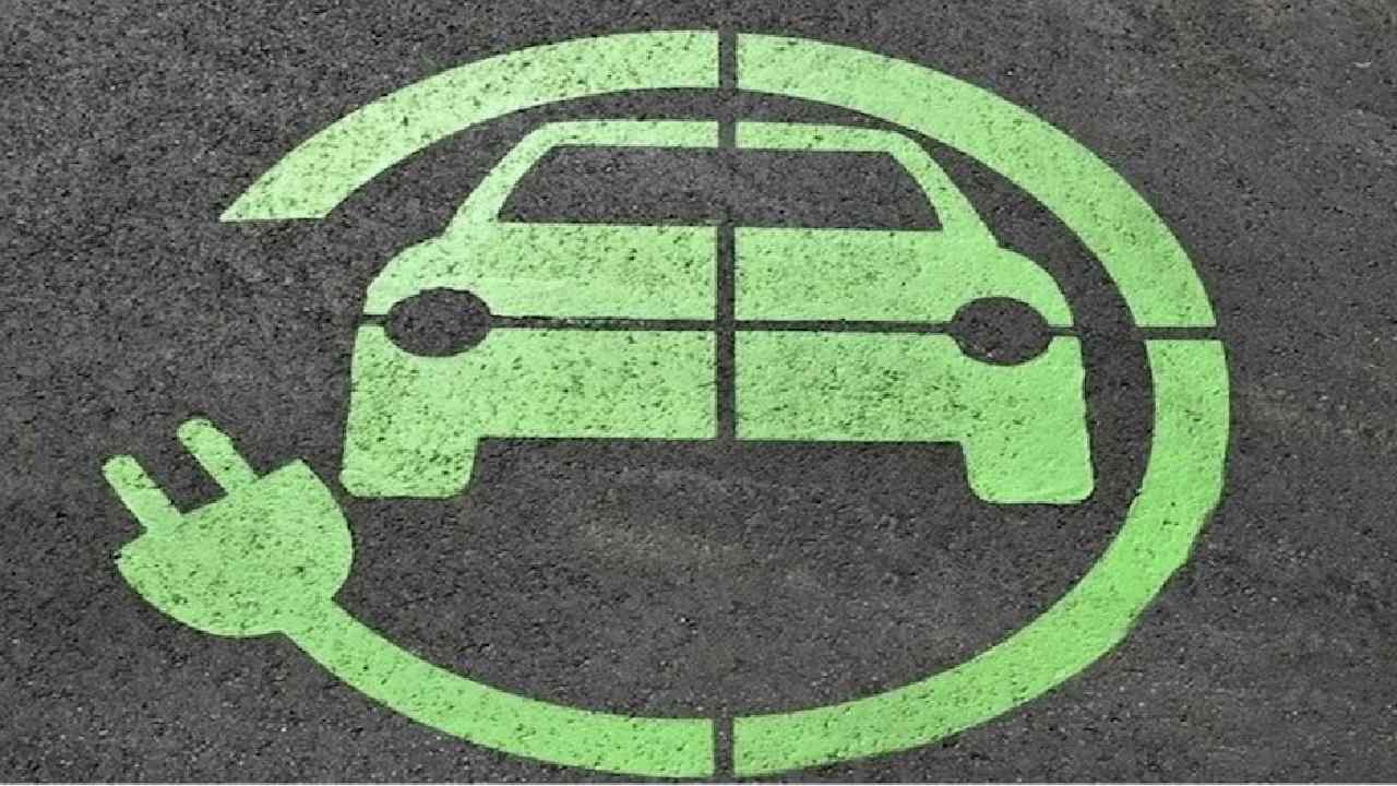 electric highway: అతిపెద్ద ఎలక్ట్రిక్ హైవే మన దేశంలోనే.. ఎన్ని కిలోమీటర్లంటే electric highway: అతిపెద్ద ఎలక్ట్రిక్ హైవే మన దేశంలోనే.. ఎన్ని కిలోమీటర్లంటే