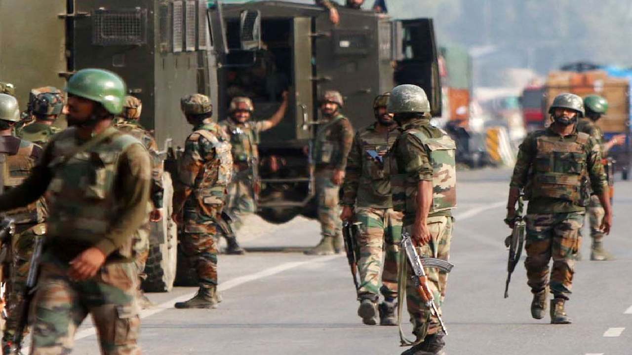Jammu and Kashmir: కశ్మీర్లో ఎన్కౌంటర్.. పాక్ తీవ్రవాది హతం Jammu and Kashmir: కశ్మీర్లో ఎన్కౌంటర్.. పాక్ తీవ్రవాది హతం