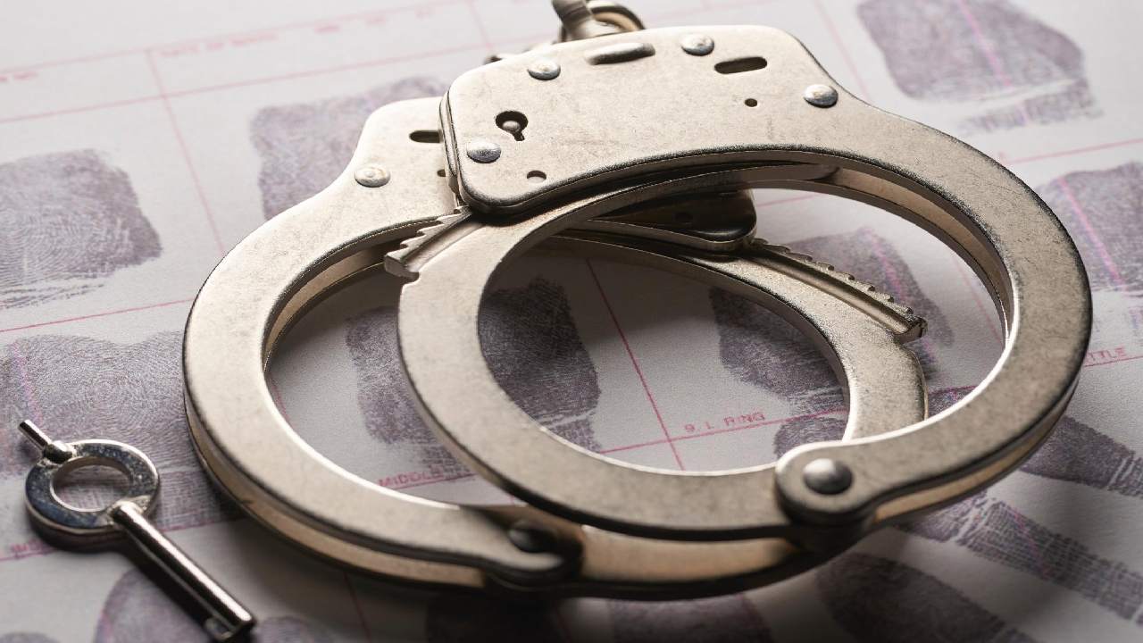 Police Constable: కానిస్టేబుళ్ల కక్కుర్తి.. అర్ధరాత్రి జంటను బెదిరించి.. Police Constable: కానిస్టేబుళ్ల కక్కుర్తి.. అర్ధరాత్రి జంటను బెదిరించి..