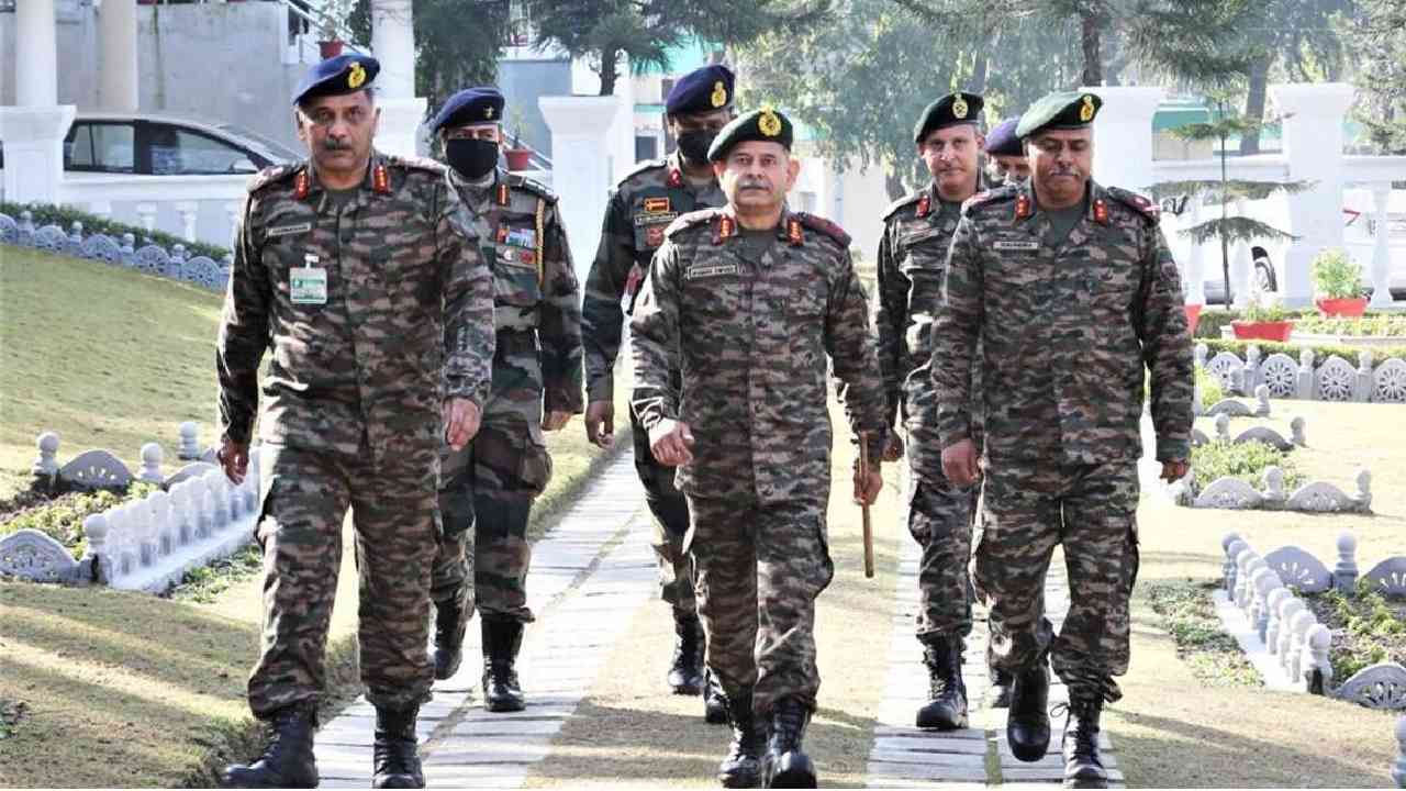 Indian Army: పాకిస్తాన్ లో కొత్త ప్రధాని: ఎల్ఓసీ వద్ద భద్రతను సమీక్షించిన భారత ఆర్మీ కమాండర్ Indian Army: పాకిస్తాన్ లో కొత్త ప్రధాని: ఎల్ఓసీ వద్ద భద్రతను సమీక్షించిన భారత ఆర్మీ కమాండర్