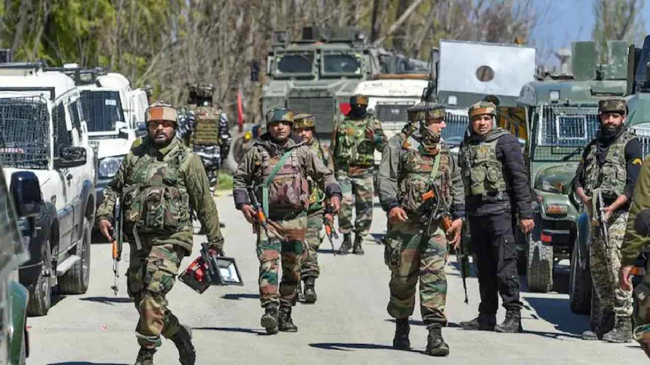Terrorists in Ukraine: జమ్మూ కశ్మీర్లో డ్రోన్స్, మారణాయుధాలతో రెచ్చిపోతున్న ఉగ్రవాదులు: ఒకే రోజు నాలుగు ఉగ్రదాడులు Terrorists in Ukraine: జమ్మూ కశ్మీర్లో డ్రోన్స్, మారణాయుధాలతో రెచ్చిపోతున్న ఉగ్రవాదులు: ఒకే రోజు నాలుగు ఉగ్రదాడులు
