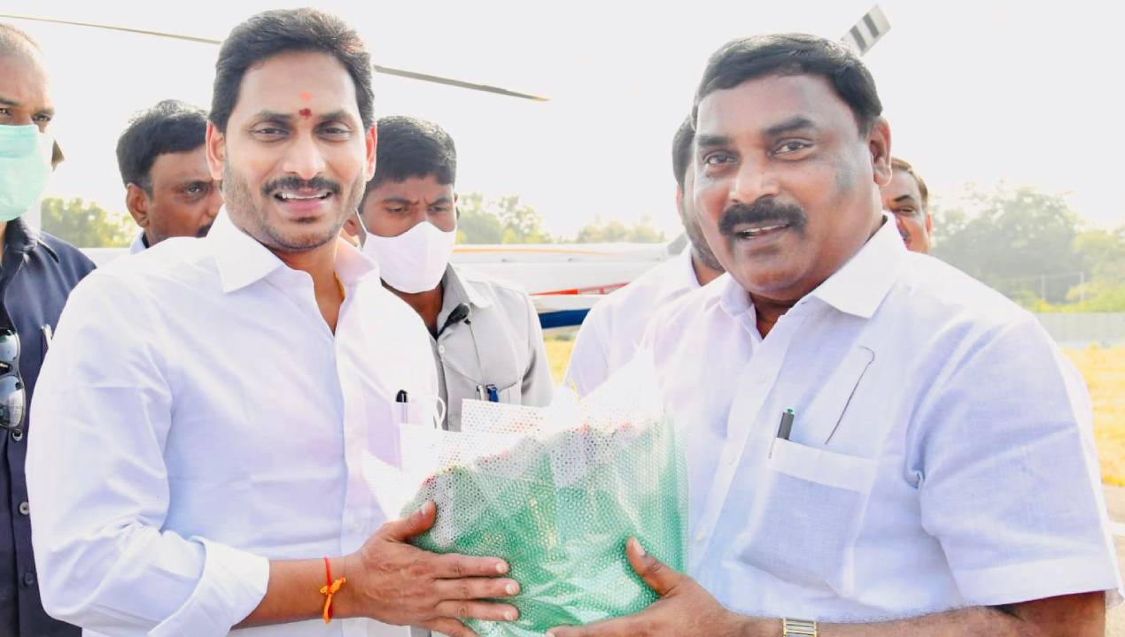 Merugu Nagarjuna : ప్రొఫెసర్ నుండి అమాత్యుడిగా .. అప్పుడు వైఎస్ఆర్తో.. ఇప్పుడు జగన్ వెంట.. Merugu Nagarjuna : ప్రొఫెసర్ నుండి అమాత్యుడిగా .. అప్పుడు వైఎస్ఆర్తో.. ఇప్పుడు జగన్ వెంట..