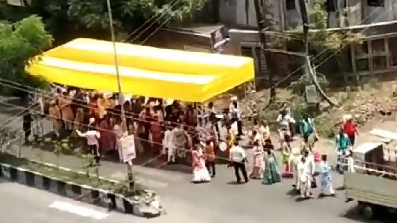 Summer : ఎండలో బారాత్ కోసం కదిలే పెళ్లి పందిరి Summer : ఎండలో బారాత్ కోసం కదిలే పెళ్లి పందిరి