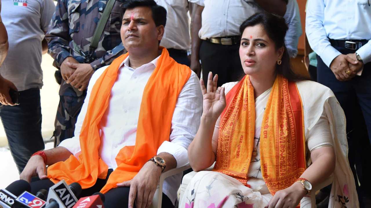 navneet kaur: మహారాష్ట్రలో ఎంపీ, ఎమ్మెల్యే దంపతుల అరెస్టు navneet kaur: మహారాష్ట్రలో ఎంపీ, ఎమ్మెల్యే దంపతుల అరెస్టు