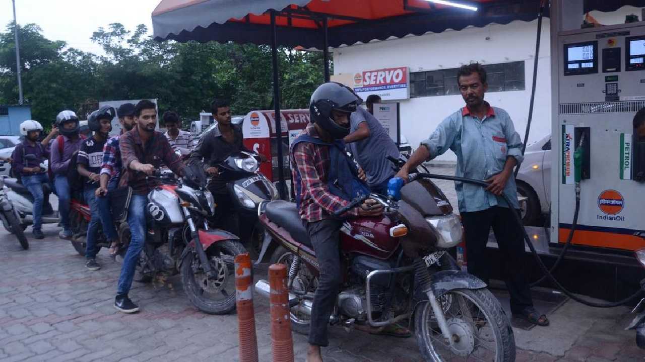 Litre Petrol for Re. 1: రూపాయికే లీటర్ పెట్రోల్ పంపిణీ: ఎగబడిన వాహనదారులు Litre Petrol for Re. 1: రూపాయికే లీటర్ పెట్రోల్ పంపిణీ: ఎగబడిన వాహనదారులు