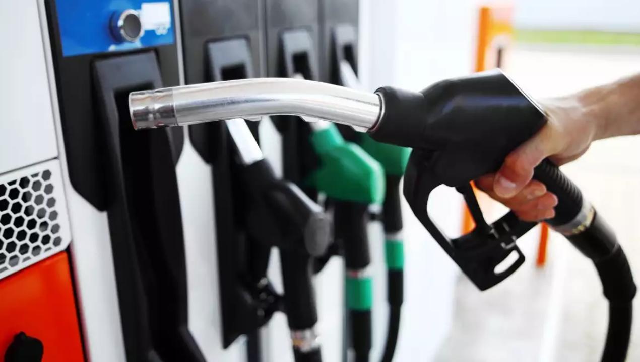 PETROL PRICES INCREASED: మళ్లీ పెరిగిన ఇంధన ధరలు.. పెట్రోల్ పై 45, డీజిల్ పై 43పైసలు పెంపు PETROL PRICES INCREASED: మళ్లీ పెరిగిన ఇంధన ధరలు.. పెట్రోల్ పై 45, డీజిల్ పై 43పైసలు పెంపు