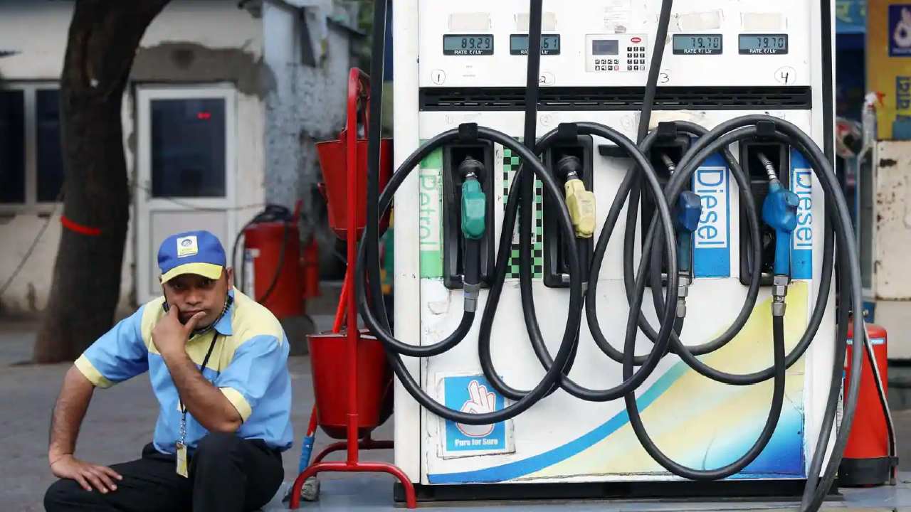 Petrol Prices: నిత్యం పైపైకే: 15 రోజుల్లో 13 సార్లు పెరిగిన పెట్రోల్, డీజిల్ ధరలు Petrol Prices: నిత్యం పైపైకే: 15 రోజుల్లో 13 సార్లు పెరిగిన పెట్రోల్, డీజిల్ ధరలు