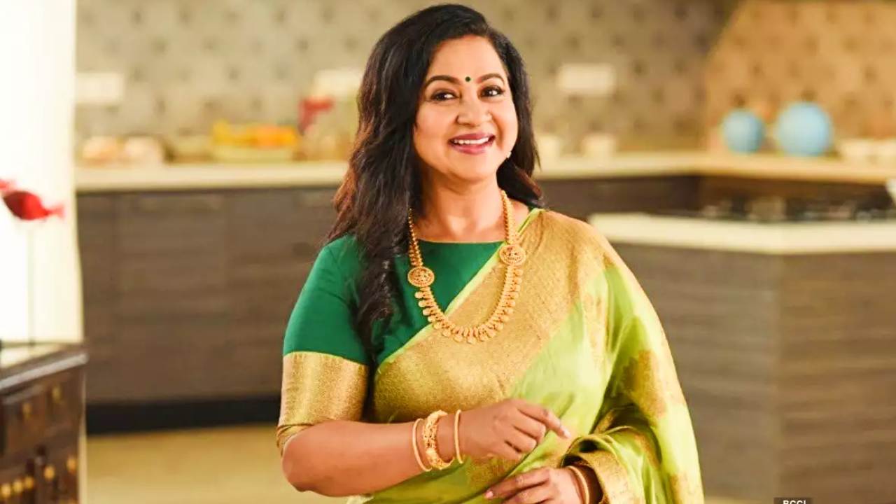 Radhika Sarath Kumar : మా నాన్నకి, ఎంజీఆర్కి మధ్య గొడవలని వెబ్సిరీస్లా తీస్తాను Radhika Sarath Kumar : మా నాన్నకి, ఎంజీఆర్కి మధ్య గొడవలని వెబ్సిరీస్లా తీస్తాను