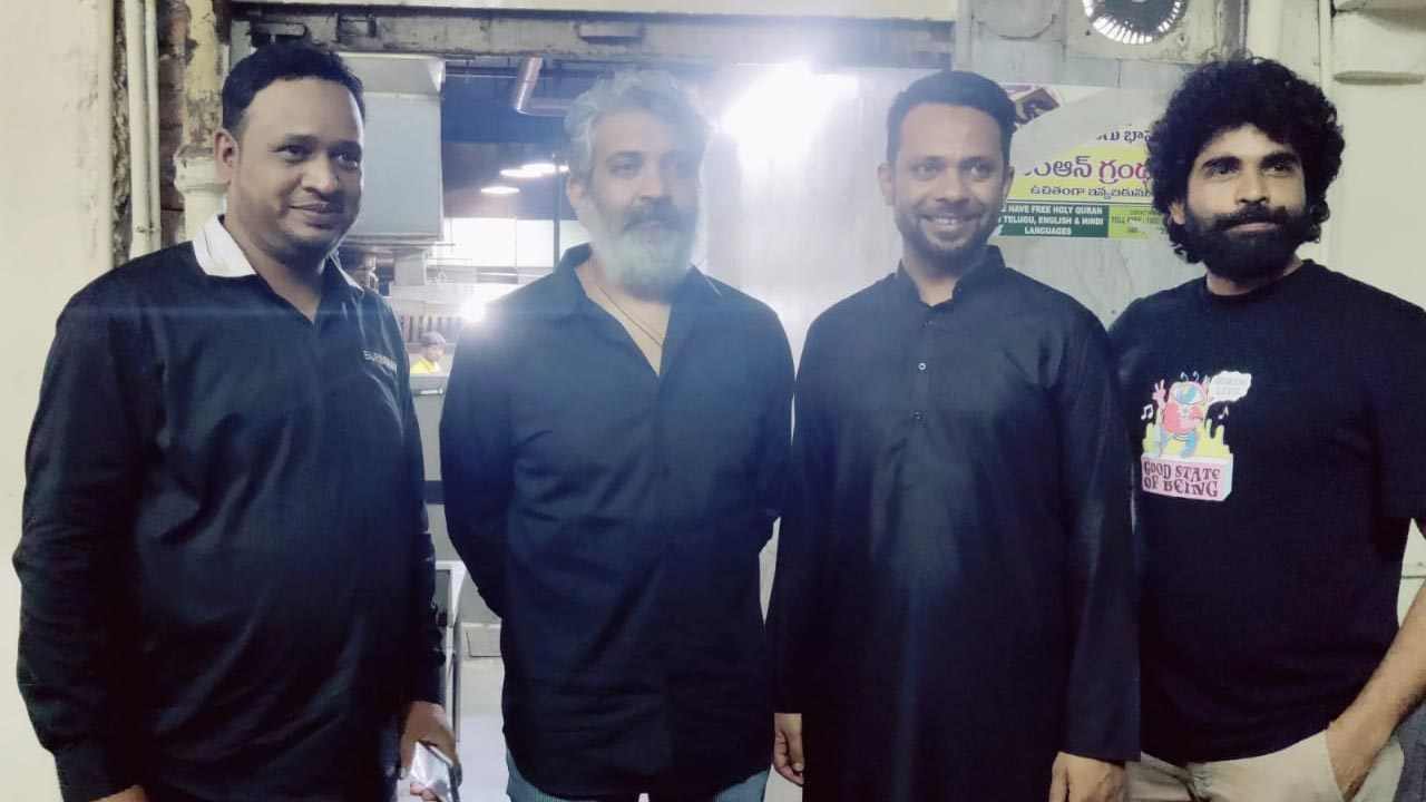 Rajamouli : అర్ధరాత్రి పూట చార్మినార్ రోడ్ల మీద రాజమౌళి Rajamouli : అర్ధరాత్రి పూట చార్మినార్ రోడ్ల మీద రాజమౌళి
