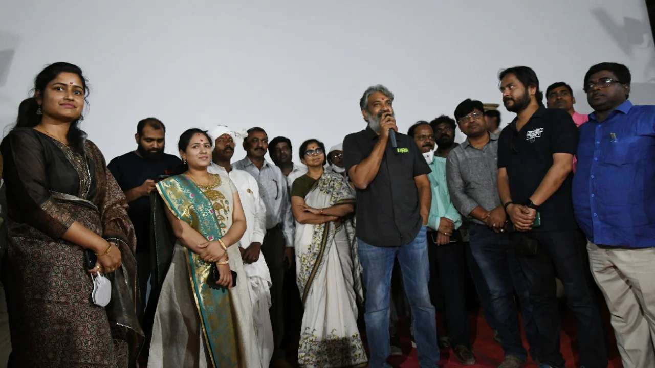 RRR : మహిళా సంఘాలు కట్టిన థియేటర్.. కొమరం భీం మనవడితో కలిసి సినిమా చూసిన రాజమౌళి RRR : మహిళా సంఘాలు కట్టిన థియేటర్.. కొమరం భీం మనవడితో కలిసి సినిమా చూసిన రాజమౌళి
