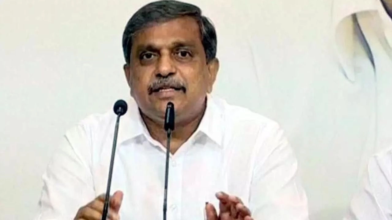 Sajjala Ramakrishna Reddy : ఉద్యోగులను రాజకీయ లబ్ధి కోసం వాడుకుంటున్నారు : సజ్జల Sajjala Ramakrishna Reddy : ఉద్యోగులను రాజకీయ లబ్ధి కోసం వాడుకుంటున్నారు : సజ్జల