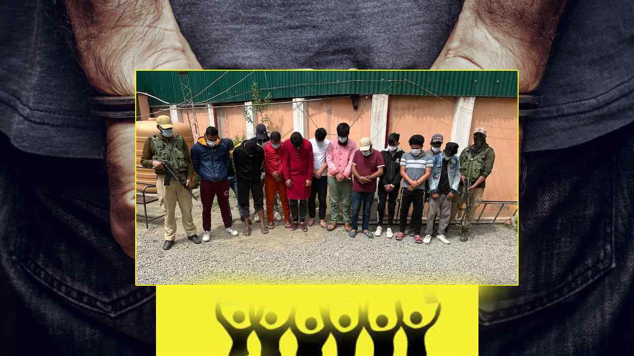 Srinagar: మసీదులో స్వేచ్ఛా నినాదాలు చేస్తున్న 13మంది అరెస్ట్ Srinagar: మసీదులో స్వేచ్ఛా నినాదాలు చేస్తున్న 13మంది అరెస్ట్