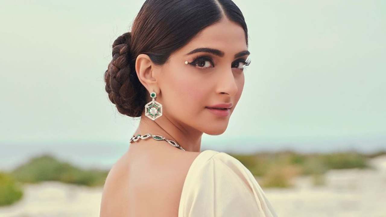 Sonam Kapoor : సోనమ్ కపూర్ ఇంట్లో భారీ చోరీ.. ఇంట్లో పనిమనిషే 2.4 కోట్ల అపహరణ.. Sonam Kapoor : సోనమ్ కపూర్ ఇంట్లో భారీ చోరీ.. ఇంట్లో పనిమనిషే 2.4 కోట్ల అపహరణ..