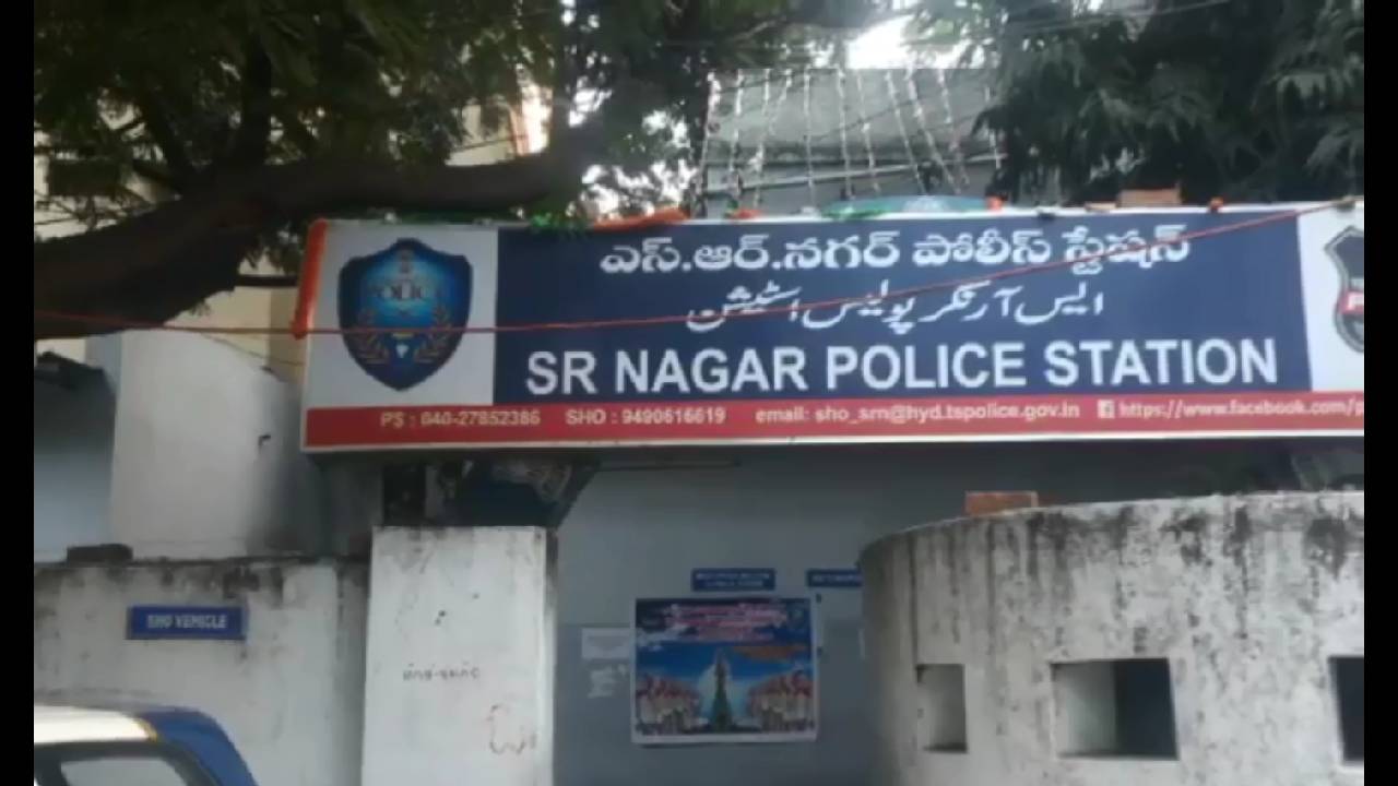 Young Lady Suicide: ఈఎస్ఐ మెట్రొ స్టేషన్ పై నుంచి దూకి యువతి ఆత్మహత్య Young Lady Suicide: ఈఎస్ఐ మెట్రొ స్టేషన్ పై నుంచి దూకి యువతి ఆత్మహత్య