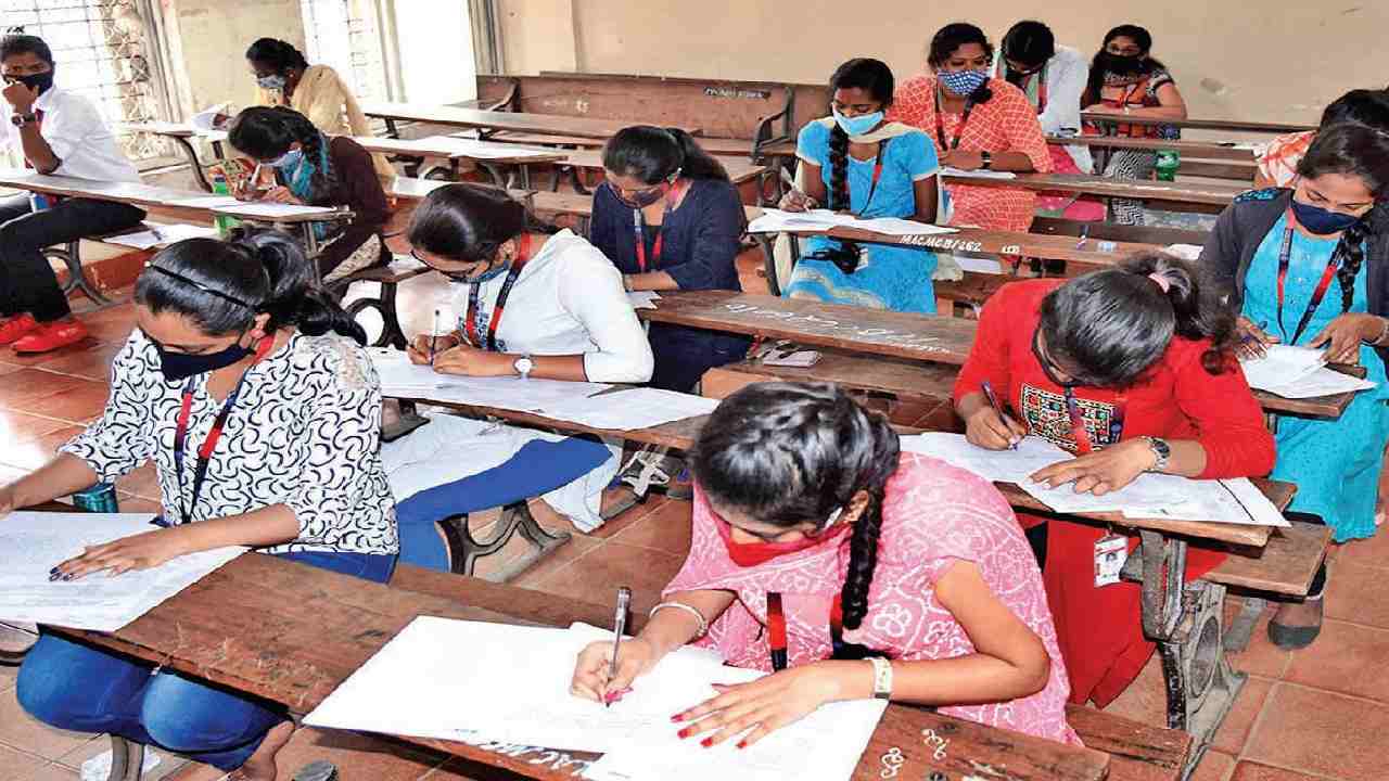 10th exams: పదో తరగతి ప్రశ్నాపత్రం లీక్.. పోలీసుల విచారణ 10th exams: పదో తరగతి ప్రశ్నాపత్రం లీక్.. పోలీసుల విచారణ