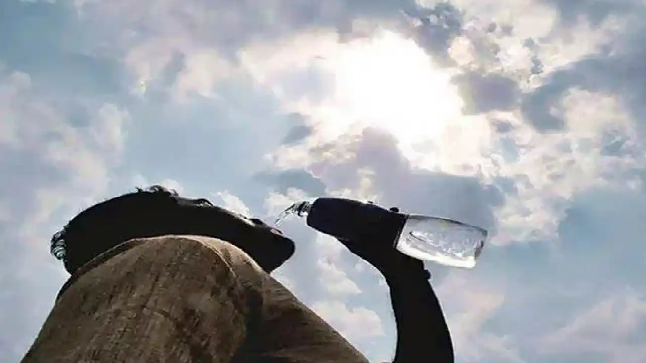 Summer Heat Waves : భానుడి భగభగలకు అల్లాడుతున్న జనం Summer Heat Waves : భానుడి భగభగలకు అల్లాడుతున్న జనం