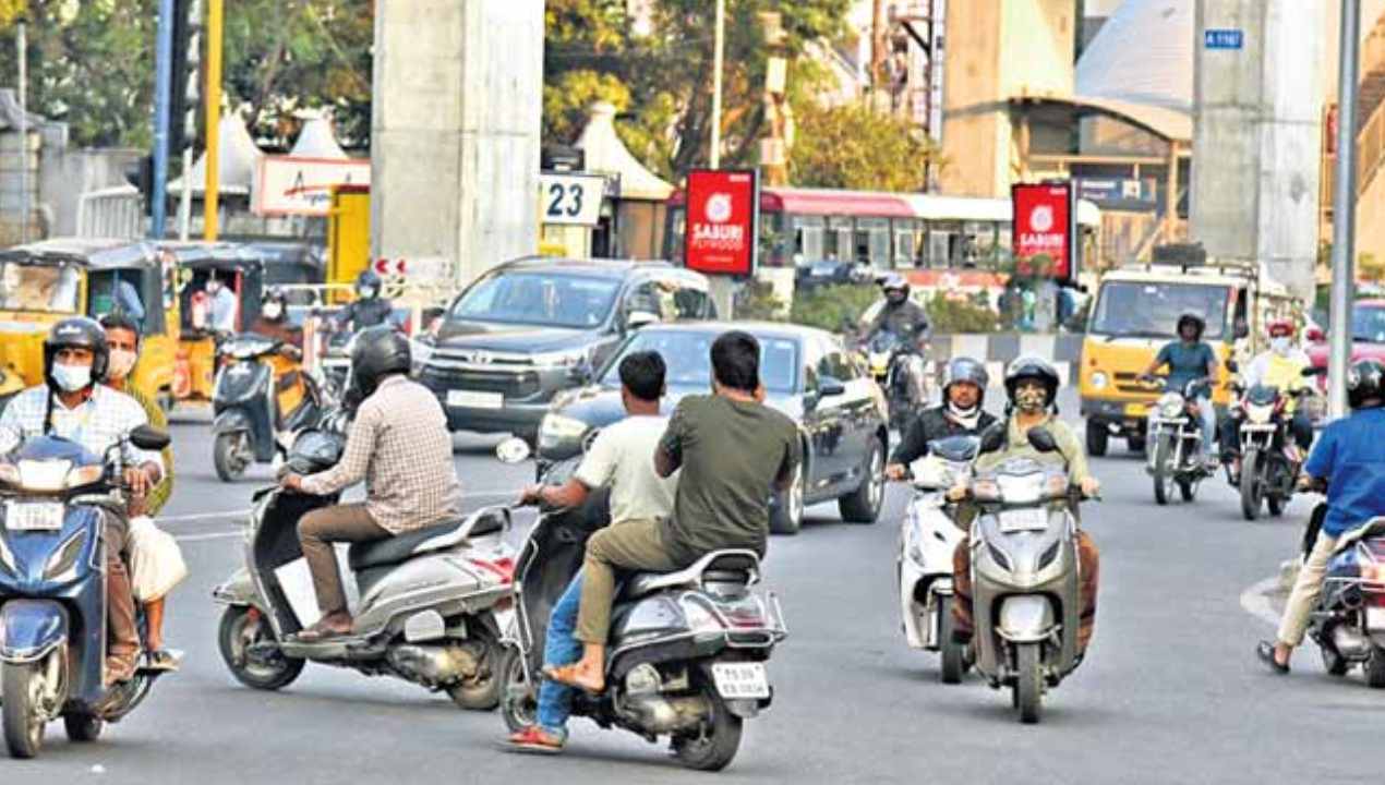 Traffic restrictions: ఆ రూట్లలో వెళ్లొద్దు.. నేడు హైదరాబాద్లో ట్రాఫిక్ ఆంక్షలు.. Traffic restrictions: ఆ రూట్లలో వెళ్లొద్దు.. నేడు హైదరాబాద్లో ట్రాఫిక్ ఆంక్షలు..