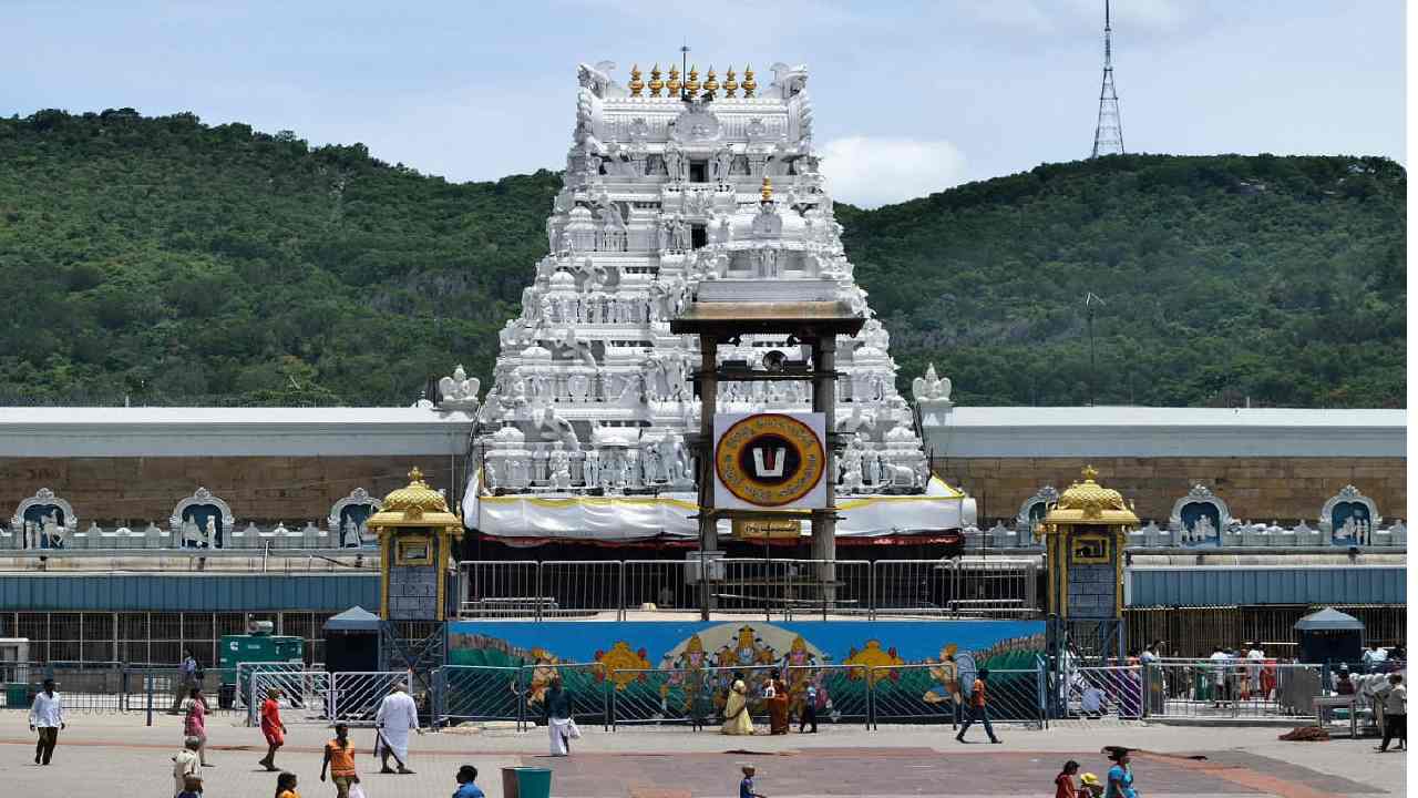 Tirupati: తిరుమలలో సినిమా పాటల ప్రసారం.. ఒకరి సస్పెన్షన్ Tirupati: తిరుమలలో సినిమా పాటల ప్రసారం.. ఒకరి సస్పెన్షన్