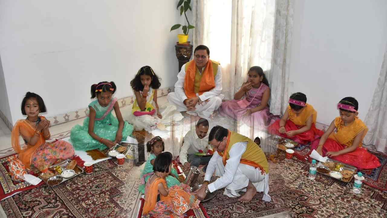 Uttarakhand CM: కన్యా పూజలో పాల్గొన్న ఉత్తరాఖాండ్ సీఎం Uttarakhand CM: కన్యా పూజలో పాల్గొన్న ఉత్తరాఖాండ్ సీఎం