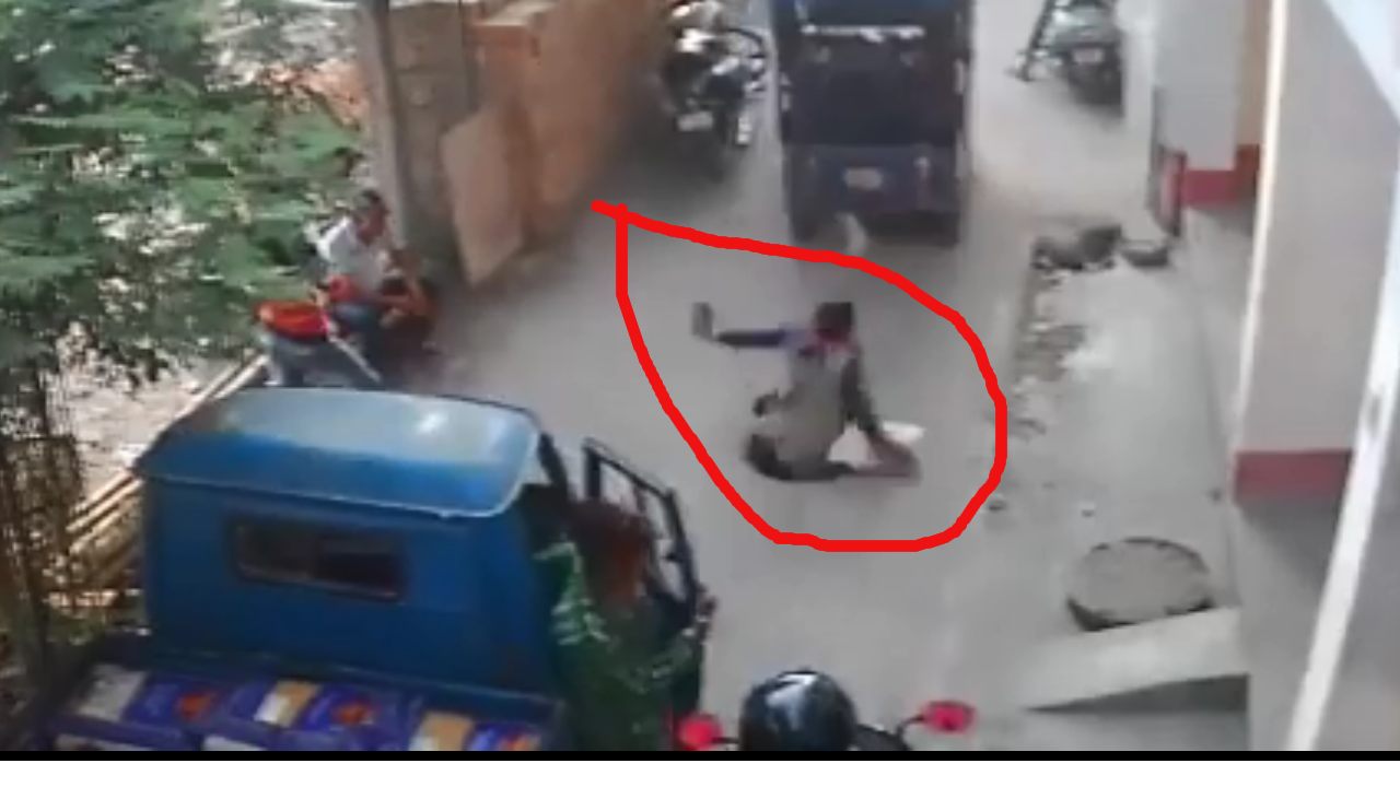 Viral Video: ఫోన్ మాట్లాడుకుంటూ వెళ్లి మ్యాన్ హోల్లో పడిపోయిన మహిళ: వైరల్ వీడియో Viral Video: ఫోన్ మాట్లాడుకుంటూ వెళ్లి మ్యాన్ హోల్లో పడిపోయిన మహిళ: వైరల్ వీడియో