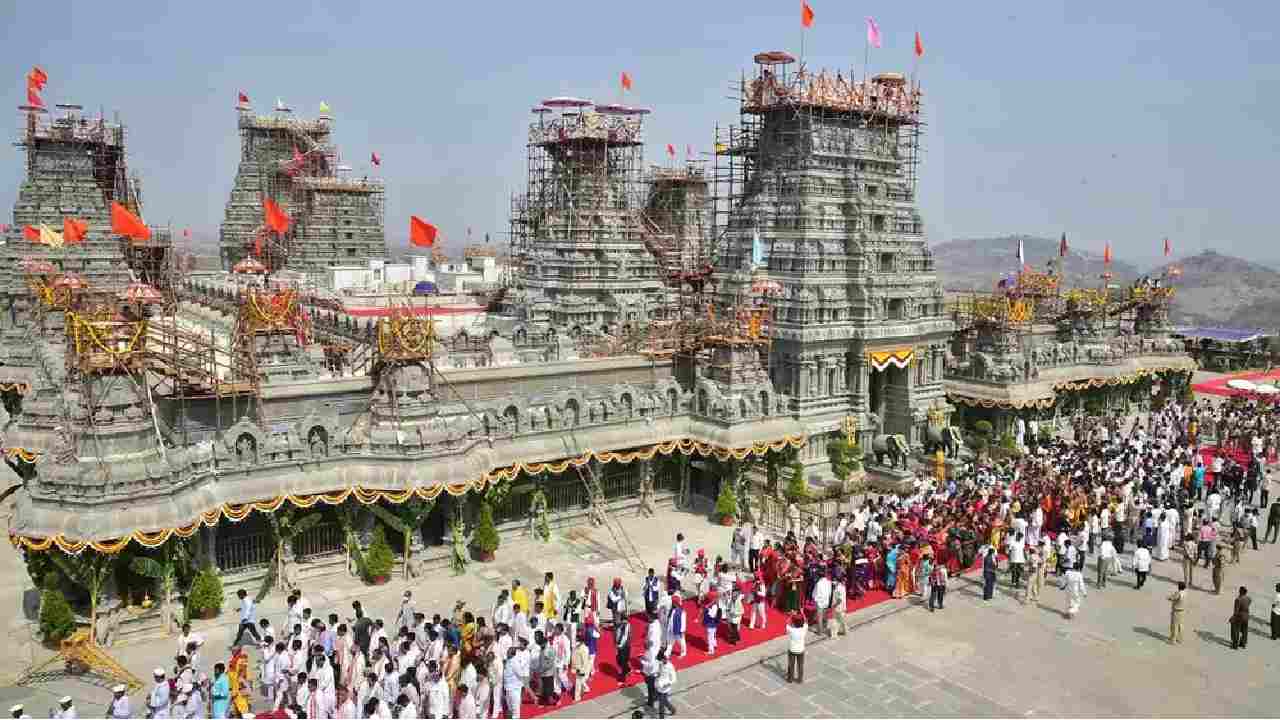 Yadagirigutta Temple: యాదాద్రి ప్రధాన ఆలయంలో ఆర్జిత సేవలు పునఃప్రారంభం Yadagirigutta Temple: యాదాద్రి ప్రధాన ఆలయంలో ఆర్జిత సేవలు పునఃప్రారంభం
