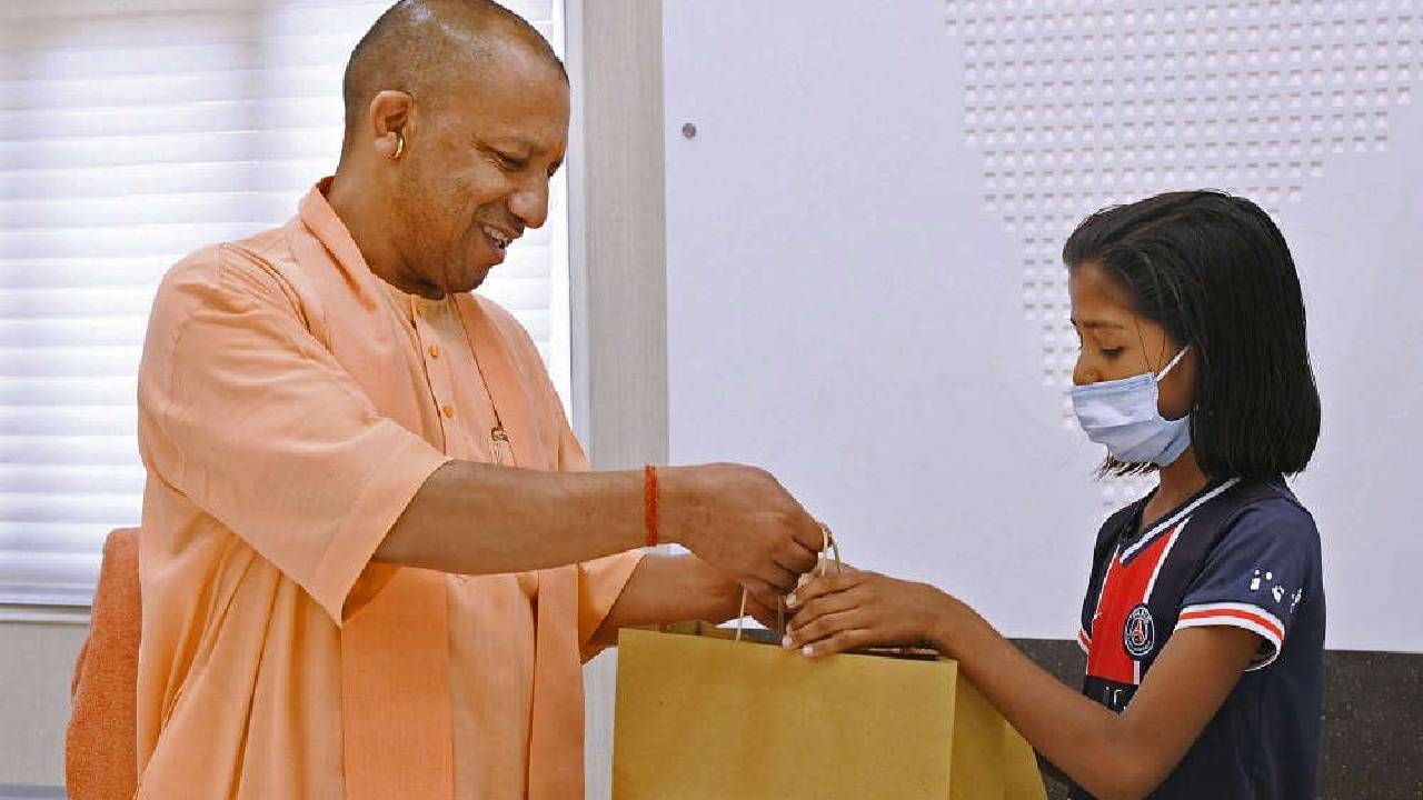 UP CM Yogi Adityanath: సీఎం యోగిని కలుసుకునేందుకు 200 కి.మీలు పరుగెత్తుకొచ్చిన 10 ఏళ్ల చిన్నారి UP CM Yogi Adityanath: సీఎం యోగిని కలుసుకునేందుకు 200 కి.మీలు పరుగెత్తుకొచ్చిన 10 ఏళ్ల చిన్నారి