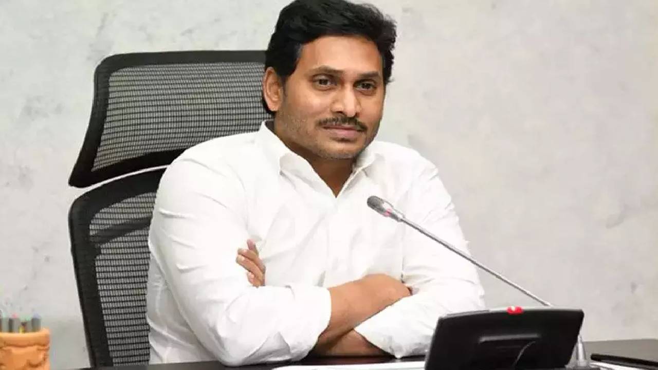 CM Ys Jagan: వైసీపీ నేతలతో జగన్ భేటీ CM Ys Jagan: వైసీపీ నేతలతో జగన్ భేటీ