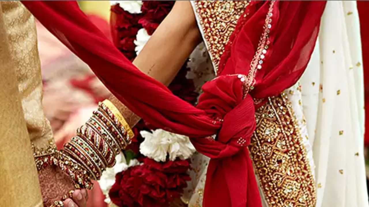 Wedding Tragedy : పెళ్లివేడుకలో విషాదం.. వరుడు డ్రైవింగ్.. దూసుకెళ్లిన కారు..! Wedding Tragedy : పెళ్లివేడుకలో విషాదం.. వరుడు డ్రైవింగ్.. దూసుకెళ్లిన కారు..!