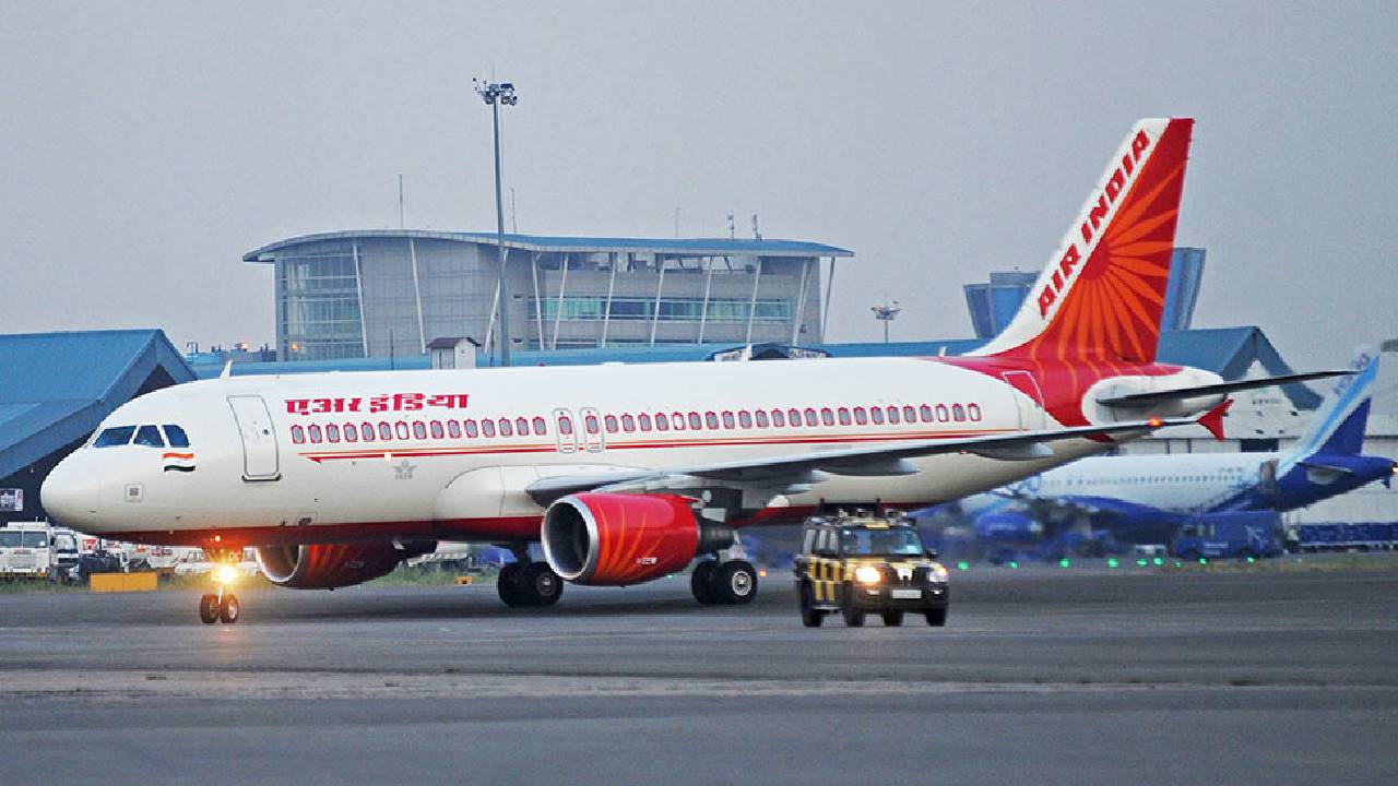 Air India Flight: గాల్లో ఉండగానే ఆగిపోయిన ఎయిర్ ఇండియా విమాన ఇంజిన్: అత్యవసరంగా దించేసిన పైలట్ Air India Flight: గాల్లో ఉండగానే ఆగిపోయిన ఎయిర్ ఇండియా విమాన ఇంజిన్: అత్యవసరంగా దించేసిన పైలట్