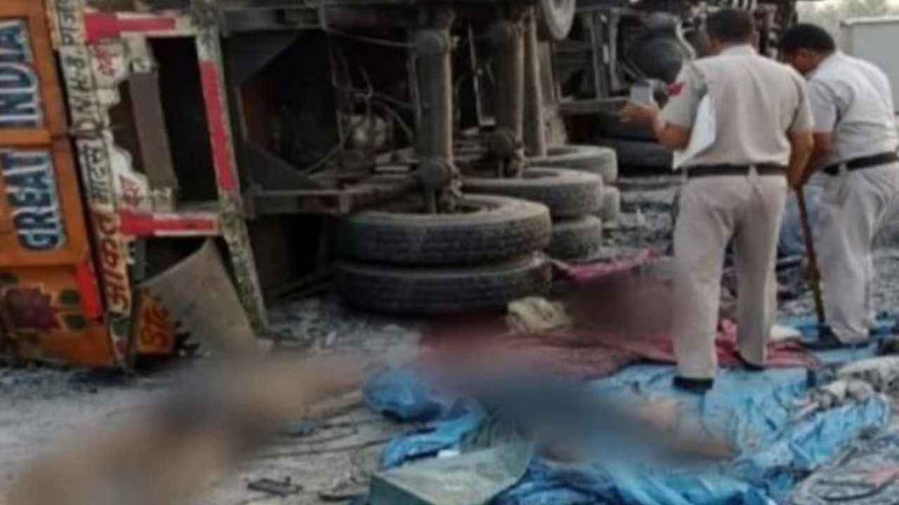 Accident: ఫుట్పాత్ పై నిద్రిస్తున్న వలస కూలీలపైకి దూసుకెళ్లిన లారీ.. Accident: ఫుట్పాత్ పై నిద్రిస్తున్న వలస కూలీలపైకి దూసుకెళ్లిన లారీ..