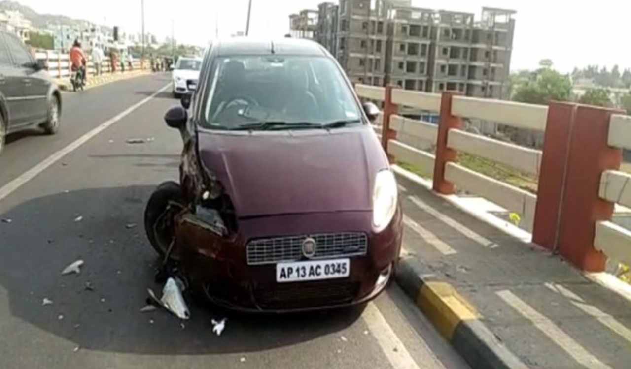 Road accident: తెలుగు రాష్ట్రాల్లో వేరువేరు ప్రాంతాల్లో రోడ్డు ప్రమాదాలు.. 10మంది మృతి.. Road accident: తెలుగు రాష్ట్రాల్లో వేరువేరు ప్రాంతాల్లో రోడ్డు ప్రమాదాలు.. 10మంది మృతి..