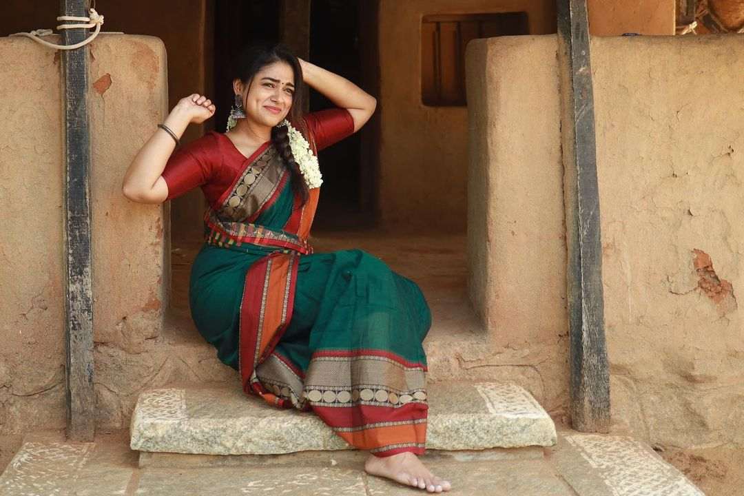 Actress Siddhi Idnani Looks Stunning In Saree Wear001