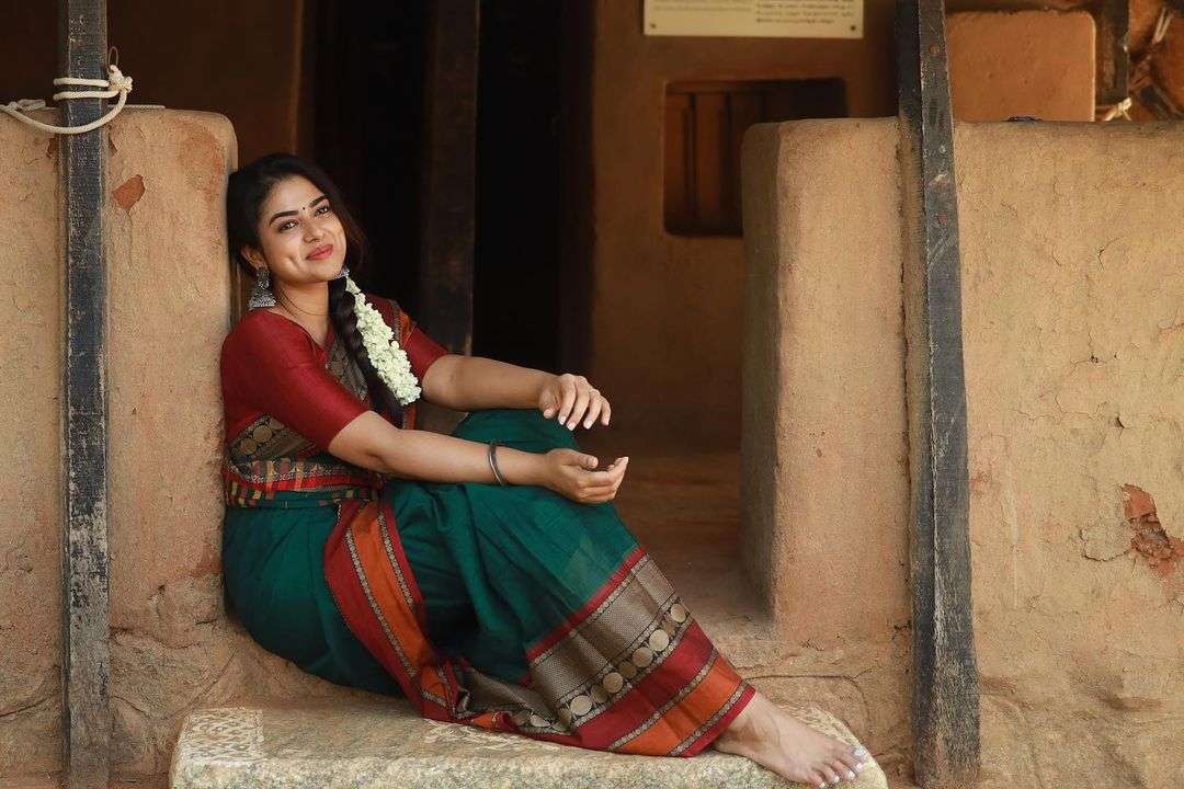 Actress Siddhi Idnani Looks Stunning In Saree Wear002