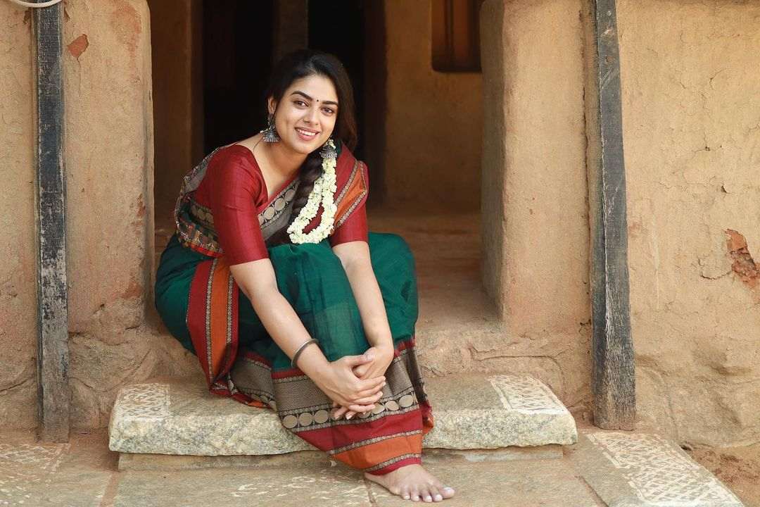 Actress Siddhi Idnani Looks Stunning In Saree Wear003