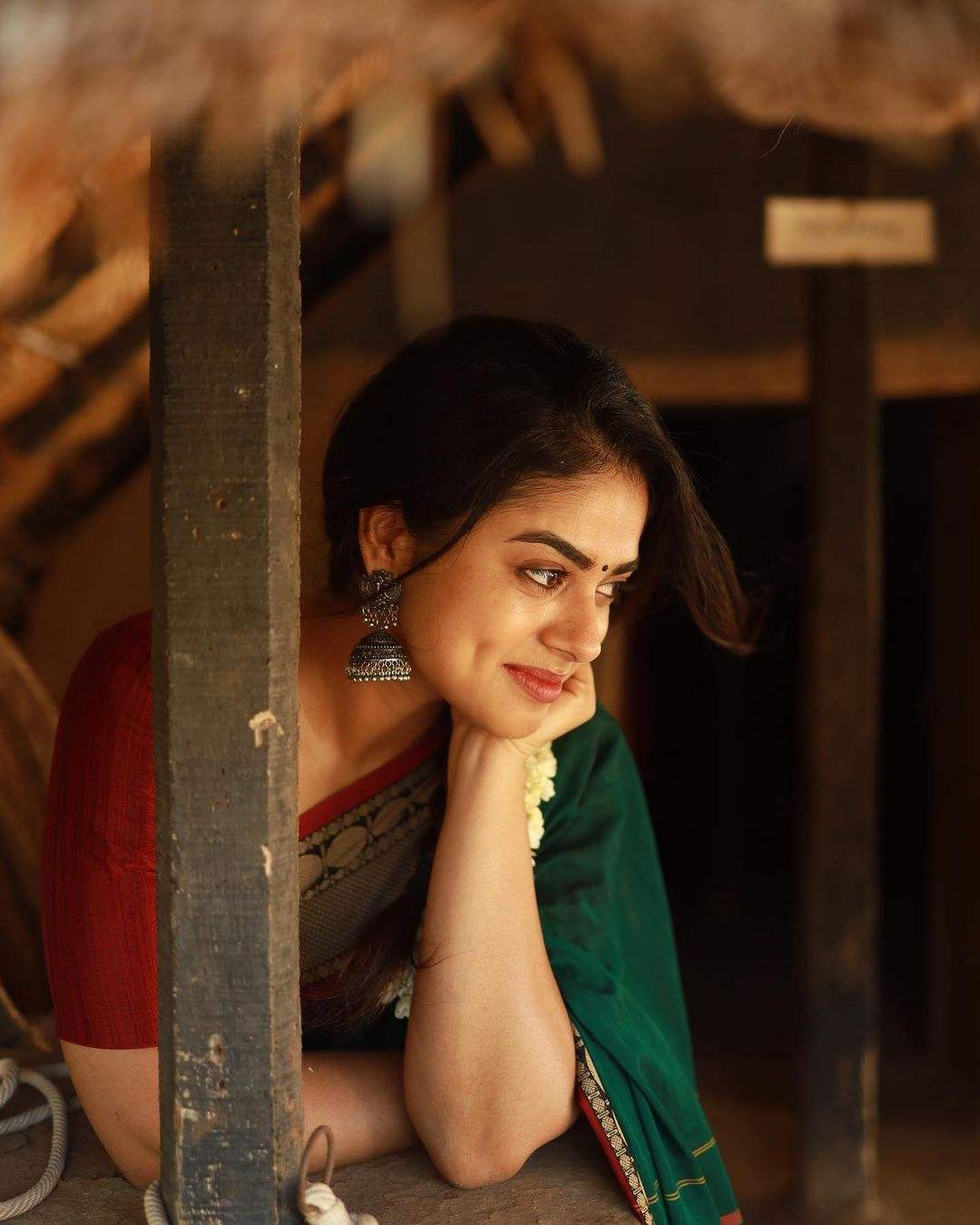 Actress Siddhi Idnani Looks Stunning In Saree Wear006