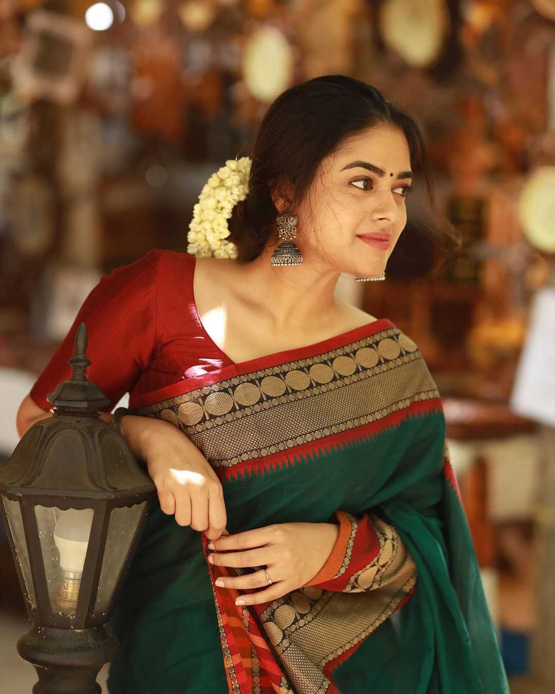 Actress Siddhi Idnani Looks Stunning In Saree Wear007