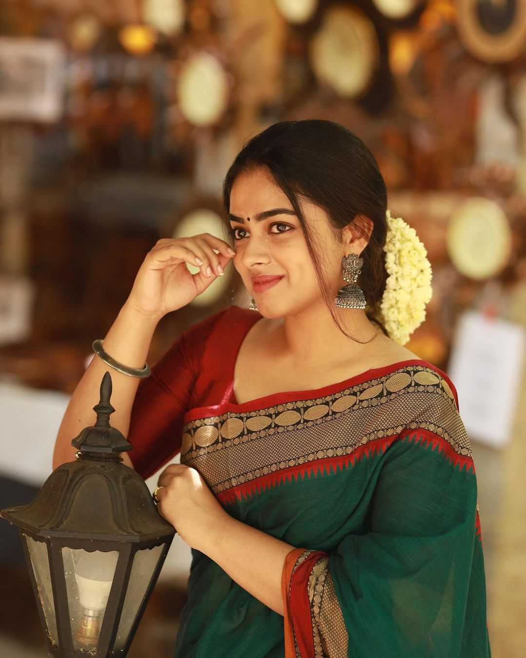 Actress Siddhi Idnani Looks Stunning In Saree Wear008